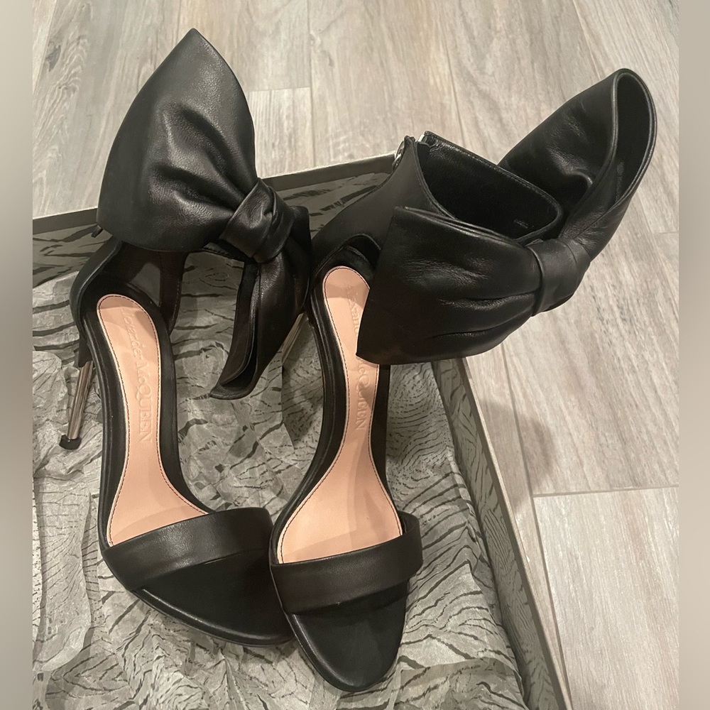 Alexander McQueen leather bow heels - new!!!